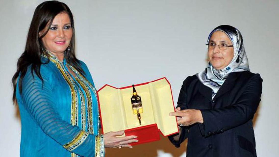 الوزيرة المغربية بسيمة حقوي تسلم درع تكريم مهرجان سلا للفنانة آثار الحكيم
