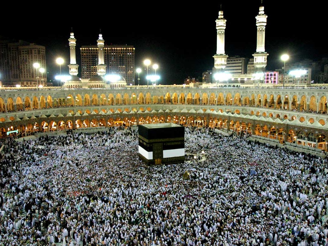 Den Hellege Kaaba hieft säi Schleier an der Virbereedung fir d'Hajj Saison 1434
