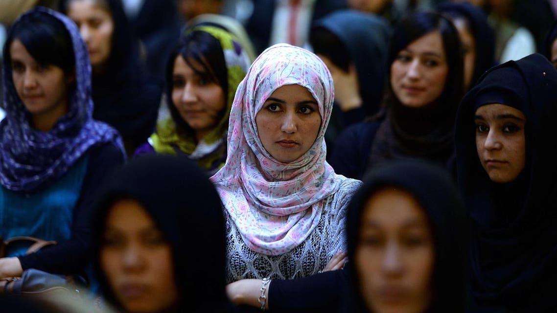 Afghan men and women discuss politics 