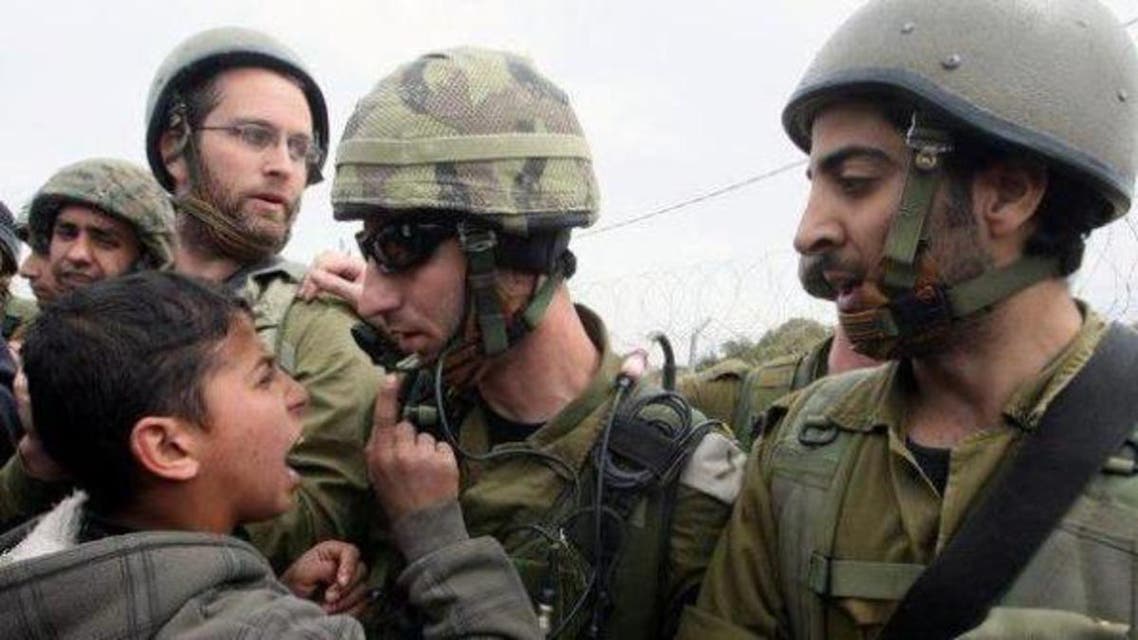 جنود اسرائيليون يعتقلون طفل فلسطيني