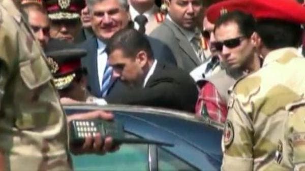 حراسات تحيط بوزير الدفاع المصري عبدالفتاح السيسي أثناء زيارة ضريح جمال عبد الناصر