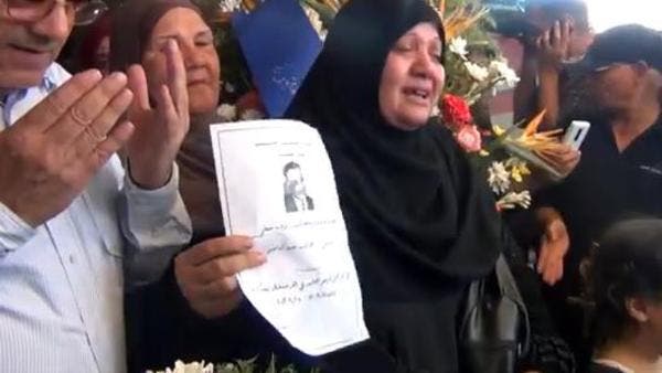 سيدات يبكين اثناء زيارة ضريح جمال عبد الناصر