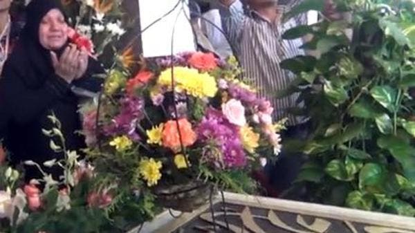 سيدة تبكي اثناء زيارة ضريح جمال عبد الناصر