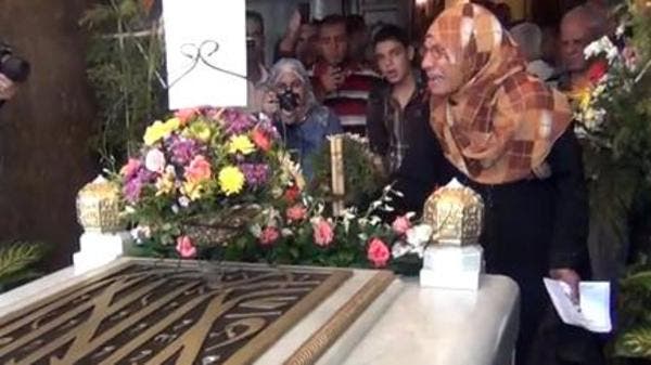 سيدات يبكين اثناء زيارة ضريح جمال عبد الناصر
