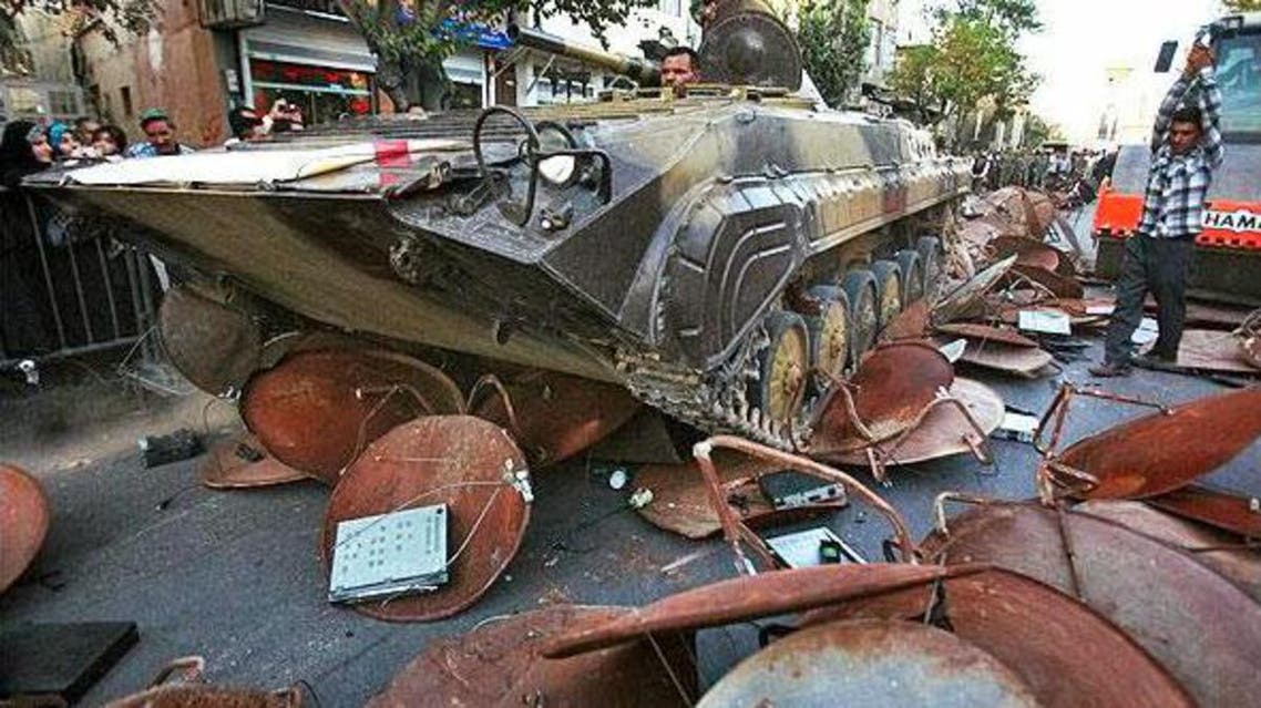 دبابات في شوارع شيراز لتدمير أطباق الفضائيات