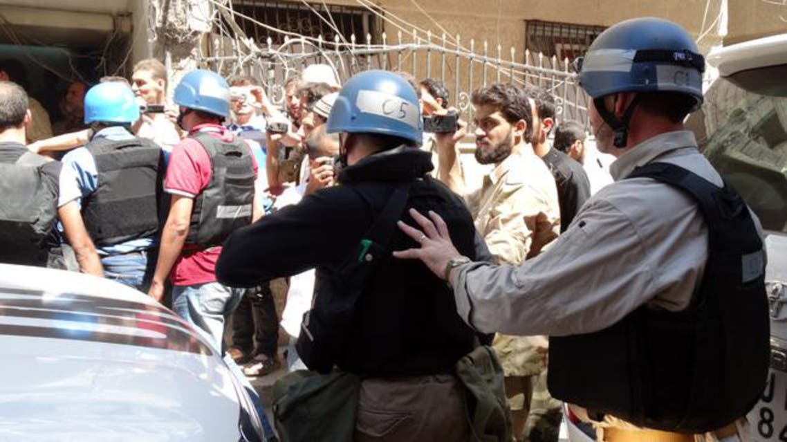 Syrian opposition fighters, civilians and journalists surround UN arms experts as they arrive to inspect the site of an August 21st chemical attack in the Damascus suburbs. [AFP