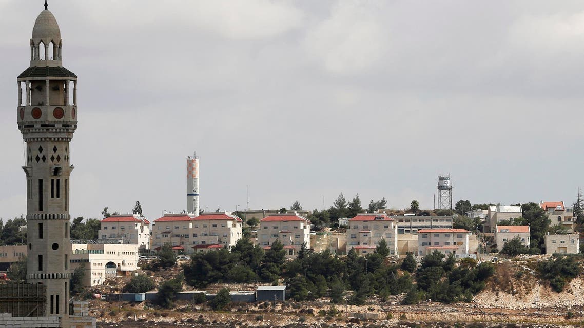 Houses in the West Bank Jewish settlement of Psagot are seen behind a mosque (L) in Al-Bireh, next to the West Bank city of Ramallah October 6, 2013. (Reuters)