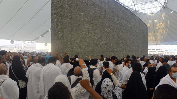 حجاج بيت الله الحرام يرمون جمرة العقبة الكبرى