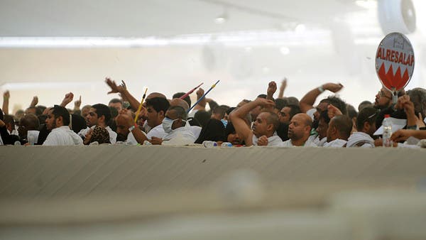 حجاج بيت الله الحرام يرمون جمرة العقبة الكبرى