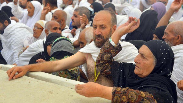 حجاج بيت الله الحرام يرمون جمرة العقبة الكبرى