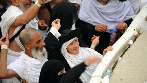 حجاج بيت الله الحرام يرمون جمرة العقبة الكبرى
