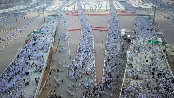 حجاج بيت الله الحرام يرمون جمرة العقبة الكبرى