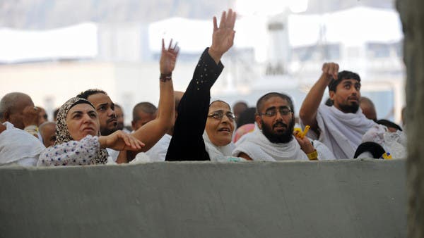 حجاج بيت الله الحرام يرمون جمرة العقبة الكبرى