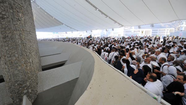 حجاج بيت الله الحرام يرمون جمرة العقبة الكبرى