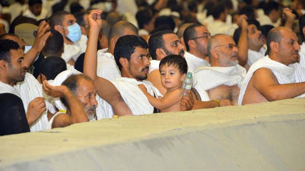 حجاج بيت الله الحرام يرمون جمرة العقبة الكبرى