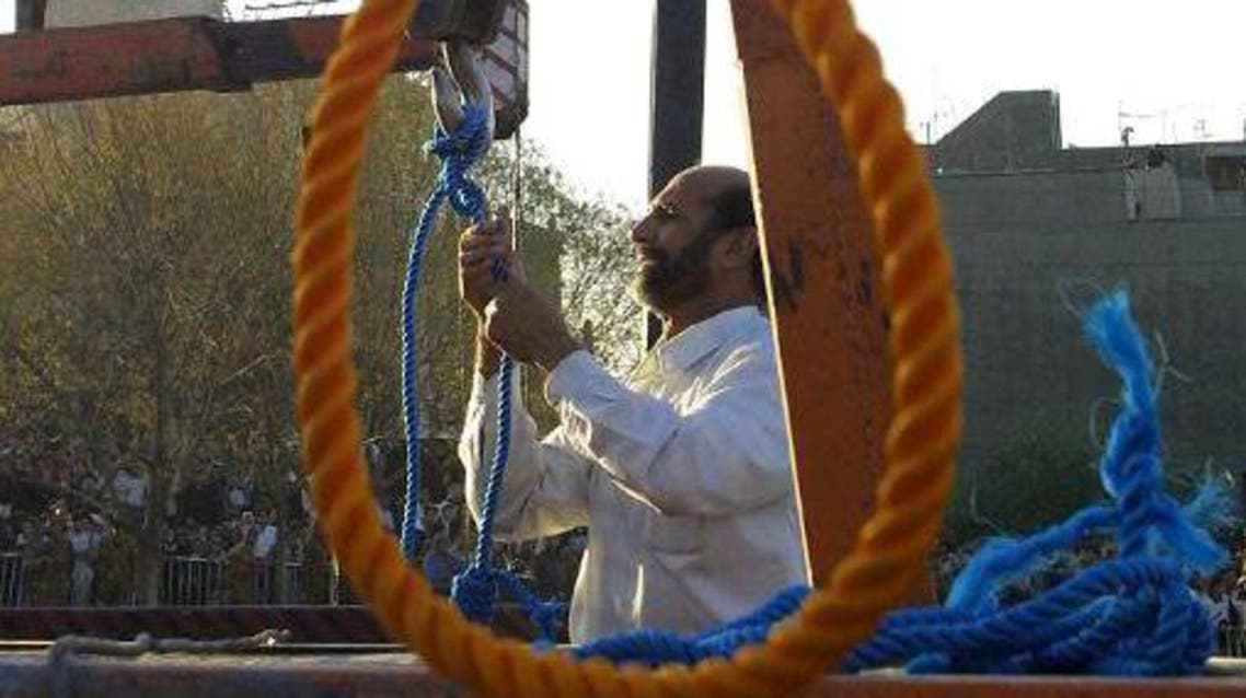 An Iranian judiciary staff ties ropes prior to an execution in east Tehran on Sept. 29, 2002. (File Photo: AFP)