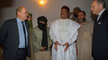 Niger's President Mahamadou Issoufou (C), French Foreign Minister Laurent Fabius (R) and French Defence Minister Jean-Yves Le Drian (L) stand with the four released French hostages in Niamey October 29, 2013.  (Reuters)