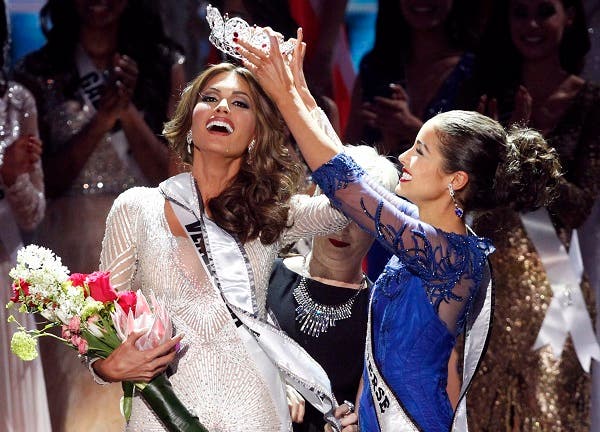 Miss Venezuela Gabriela Isler (L) reacts as she is crowned by Olivia Culpo, Miss Universe 2012, during the Miss Universe pageant at the Crocus City Hall in Moscow Nov. 9, 2013. (Reuters)