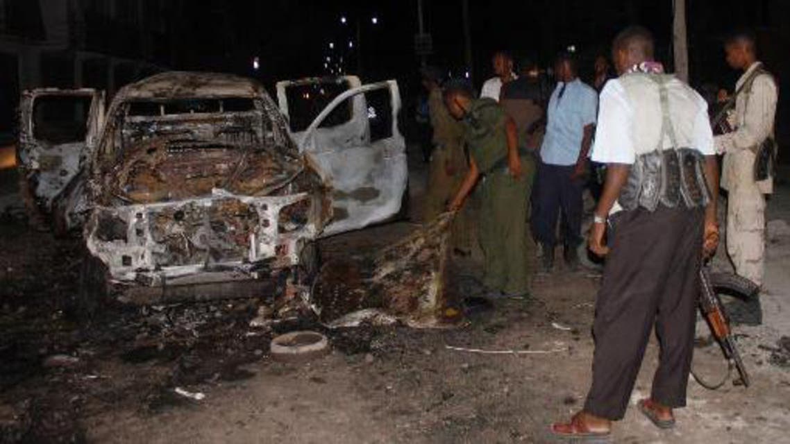 Security forces inspect the site of a car bomb attack in the Somali capital, Mogadishu on November 8, 2013 (AFP)