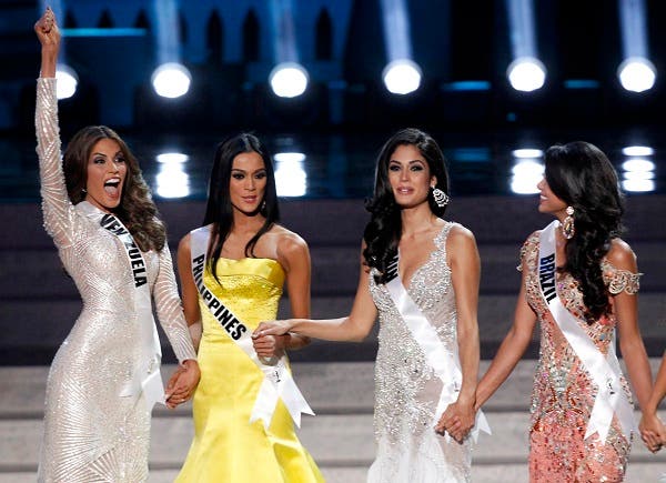 Miss Venezuela Gabriela Isler (L) reacts during the Miss Universe 2013 pageant at the Crocus City Hall in Moscow Nov. 9, 2013. (Reuters)