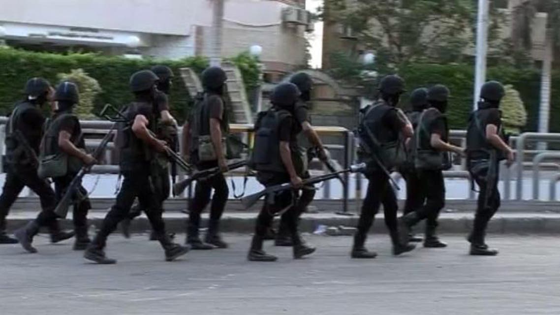 عناصر من الشرطة المصرية في شوارع القاهرة