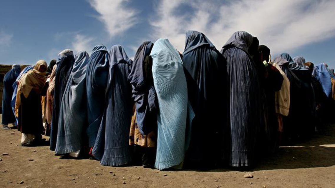 Afghan war widows wait for food during a distribution program in Kabul, Afghanistan. (File photo: AP)
