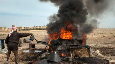 محاولة استخراج النفط بطريقة بدائية في دير الزور في سوريا
