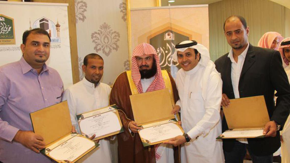 الشيخ السديس يكرم مراسل العربية خميس الزهراني