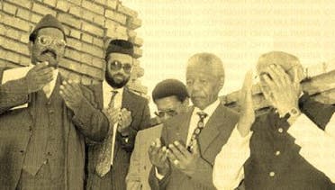 صورة لمانديلا يشارك في الدعاء مع بعض زعماء المسلمين بجنوب أفريقيا