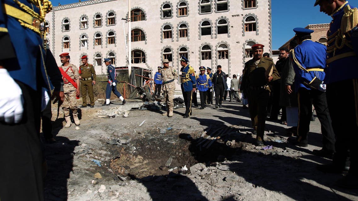 Yemeni military personnel visit the scene of the attack on the Yemeni defense ministry that took place on Dec. 5. (File photo: AFP)