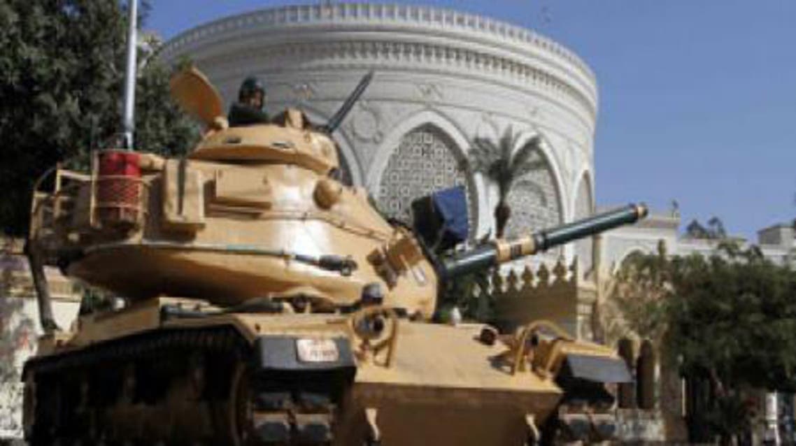 مدرعات أمام قصر الاتحادية
