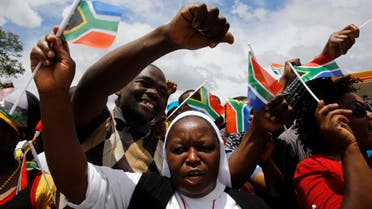 A Catholic nun and other mourners march before the arrival of the body of former South African President Nelson Mandela in the center of Mthatha, Dec. 14, 2013. (Reuters)