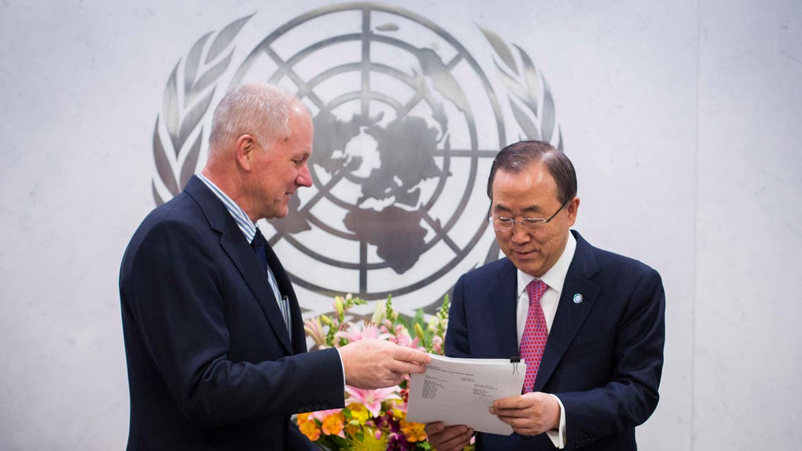 Ake Sellstrom (L), Head of the United Nations Mission to Investigate Allegations of the Use of Chemical Weapons in the Syrian Arab Republic, hands his report over to Secretary-General of the United Nations, Ban Ki-moon at the United Nations headquarters in New York December 12, 2013. reu