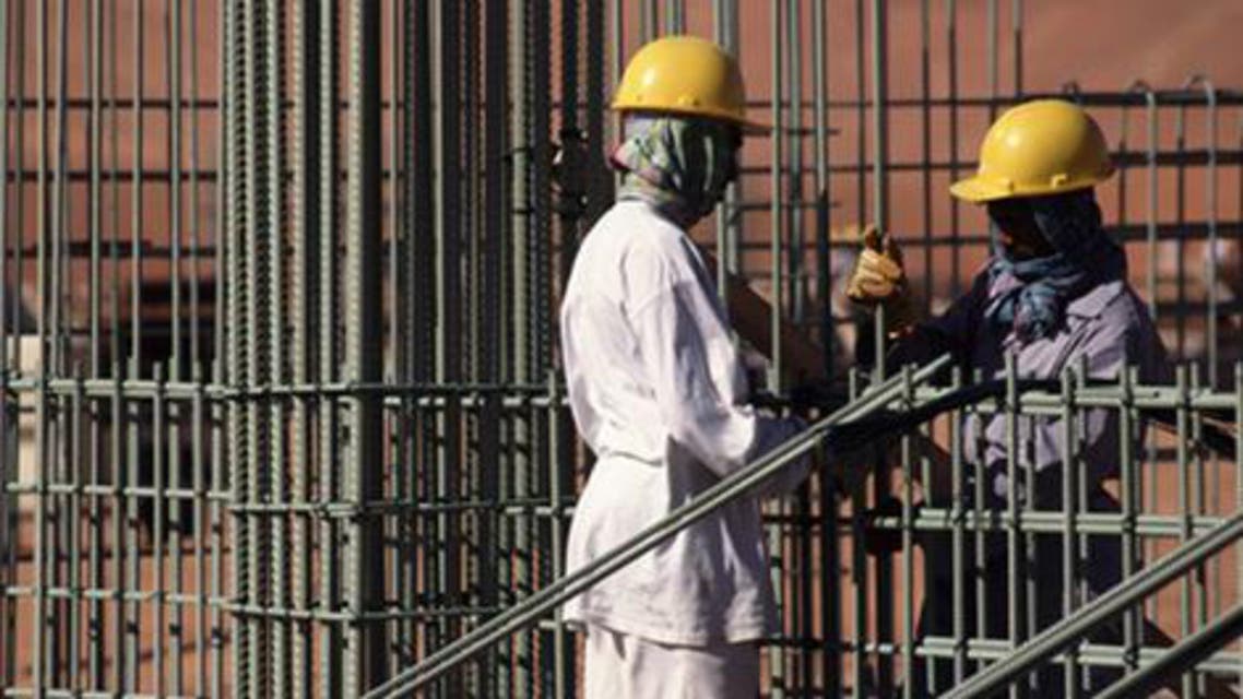 عمال بناء في موقع مشروع في السعودية