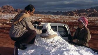 جبال تبوك تغري السعوديين بممارسة هواية "التطعيس الثلجي"