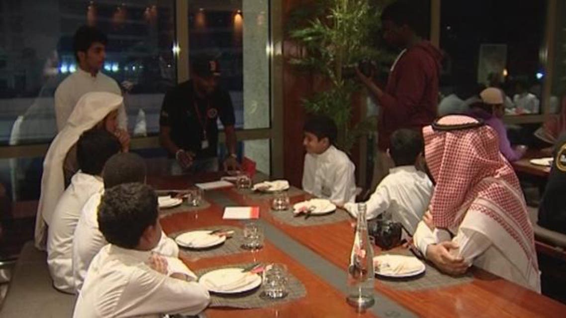 ممثلون سعوديون يخدمون في أحد المطاعم