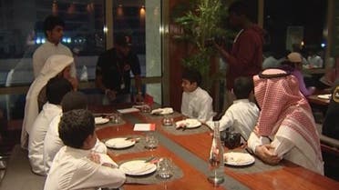 ممثلون سعوديون يخدمون في أحد المطاعم