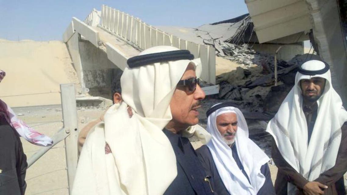 وزير النقل جبارة الصريصري يقف على الجسر المنهار على طريق الدمام - الرياض