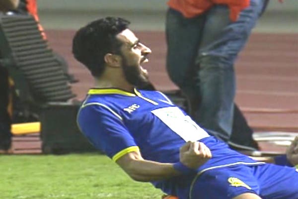 لاعب النصر عبدالرحيم جيزاوي يحتفل بهدفه في مرمى الخليج