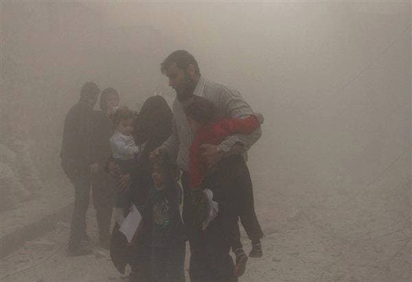 سكان يخلون اطفالهم من موقع استهده النظام ببراميل متفجرة في حلب