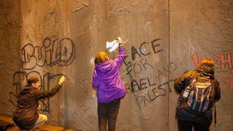 بیت اللحم کے گرد کھڑی کی گئی دیوار کی پرچھائِیاں لندن میں 