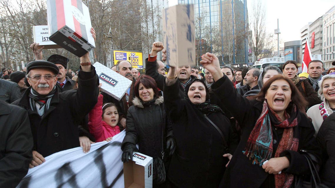 People throw shoe boxes during a protest on December 28, 2013 in Ankara against corruption and the Government. (AFP)