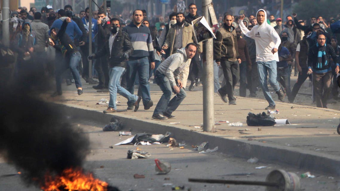 Supporters of Muslim Brotherhood and ousted Egyptian President Mohammad Mursi clash with riot police during clashes at Nasr City district in Cairo, Jan. 3, 2014. (Reuters)