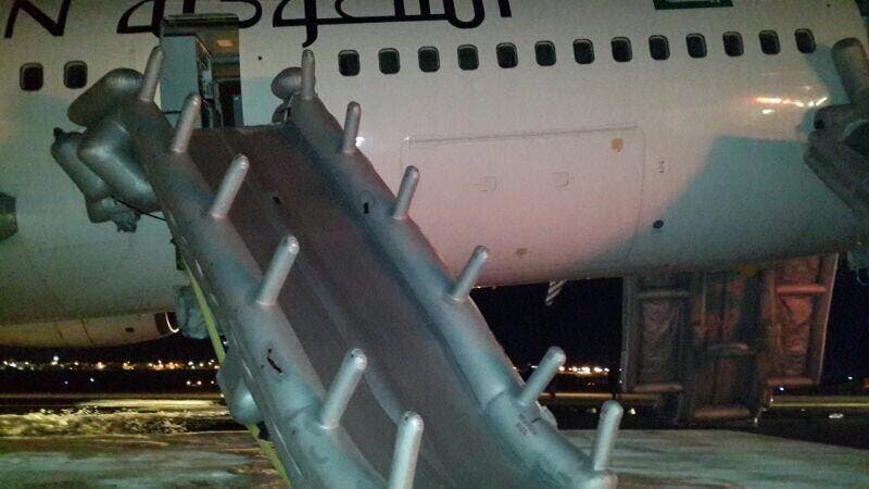 حادث هبوط طائرة الخطوط السعودية اضطراريا بدون عجلات