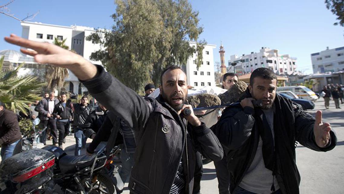 مواطنون يحملون جثة شاب فلسطيني قتل في غارة حربية اسرائيلية على غزة