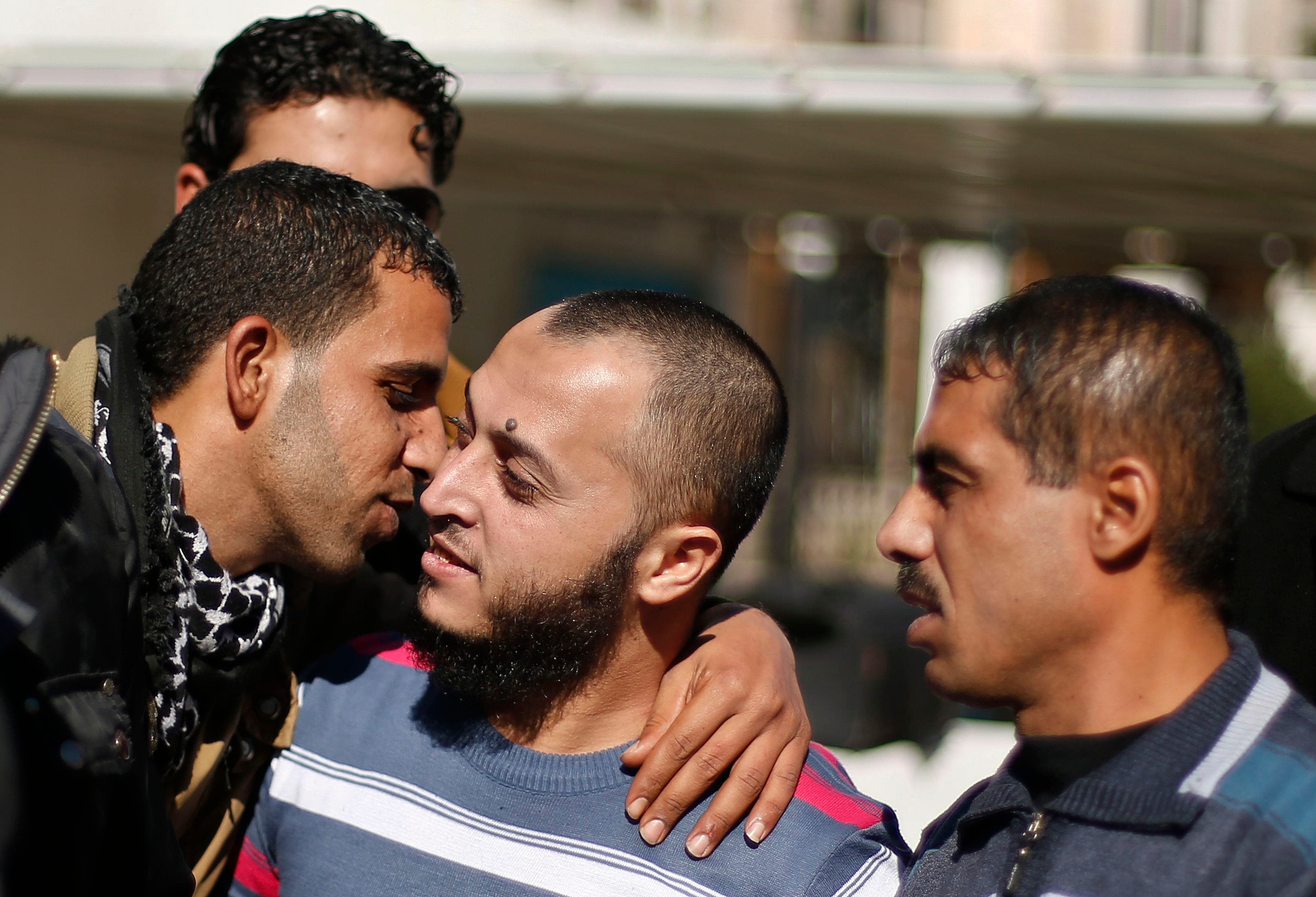 Palestinians welcome freed relatives
