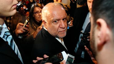 Iranian Oil Minister Bijan Zanganeh is surrounded by journalists as he arrives at his hotel ahead of an OPEC meeting in Vienna on Dec. 3, 2013. (File photo: Reuters)