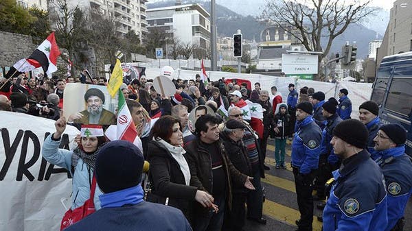 متظاهرون مؤيدون للنظام في محيط مؤتمر جنيف 2