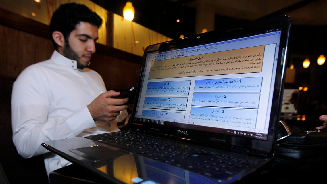 A Saudi man reads at a coffee shop in Riyadh, September 19, 2011. (Reuters)