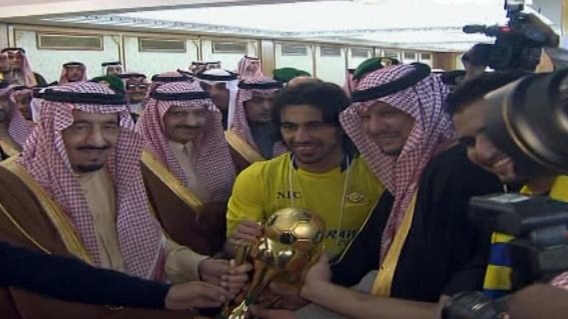 حسين عبد الغني قائد النصر ورئيس النادي يستلمان كأس البطولة